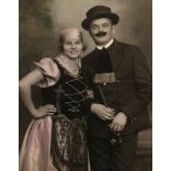 Mészáros műterem, Veszprém, elegáns pár magyaros ruhában, jelmez, pipa, bajusz, népszínmű, színház, Eredeti fotó, mélynyomóval jelzett kézzel színezett papírkép. 