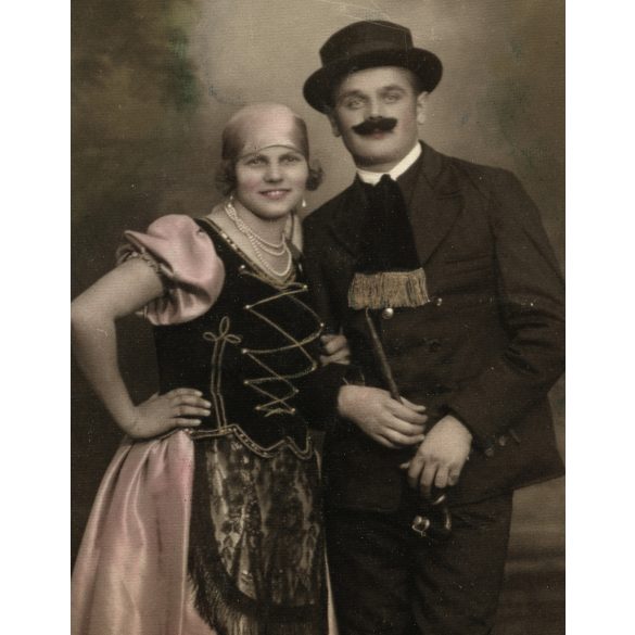 Mészáros műterem, Veszprém, elegáns pár magyaros ruhában, jelmez, pipa, bajusz, népszínmű, színház, Eredeti fotó, mélynyomóval jelzett kézzel színezett papírkép. 