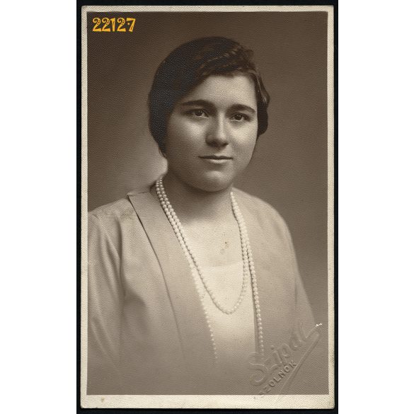 Szipál műterem, Szolnok, elegáns hölgy portréja, gyöngysorral, 1920-as évek, Eredeti fotó, papírkép.  