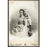 Braun műterem, elegáns anya gyermekével, csodálatos kallappal, Budapest, portré, 1890-es évek, Eredeti kabinet fotó.  