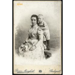   Braun műterem, elegáns anya gyermekével, csodálatos kallappal, Budapest, portré, 1890-es évek, Eredeti kabinet fotó.  