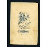 Braun műterem, elegáns anya gyermekével, csodálatos kallappal, Budapest, portré, 1890-es évek, Eredeti kabinet fotó.  