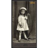 Mai műterem, Szmrecsányi Vera, elegáns kislány matróz ruhában. karikával, játék, Budapest, portré, 1909, 1900-as évek, Eredeti kabinet fotó.   