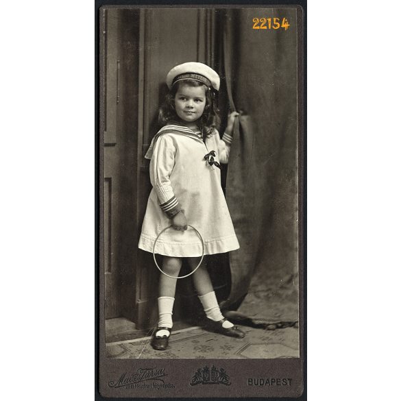 Mai műterem, Szmrecsányi Vera, elegáns kislány matróz ruhában. karikával, játék, Budapest, portré, 1909, 1900-as évek, Eredeti kabinet fotó.   