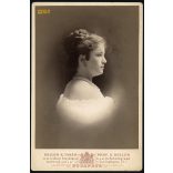 Koller műterem, elegáns hölgy gyöngysorral, Budapest, portré, 1880-as évek, Eredeti kabinet fotó.   