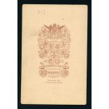 Koller műterem, elegáns hölgy gyöngysorral, Budapest, portré, 1880-as évek, Eredeti kabinet fotó.   