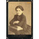 Egey műterem, Debrecen (?), elegáns hölgy könyöklőn, portré, 1880-as évek, Eredeti kabinet fotó.  