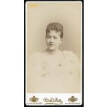 Strelisky_műterem, elegáns hölgy, Budapest, portré, 1880-as évek, Eredeti nagyobb méretű kabinet fotó.  