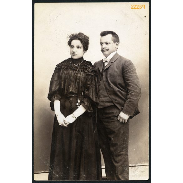 Friedery műterem, Győr, elegáns házaspár portréja, bajusz, 1890-es évek, Eredeti fotó, papírkép.   