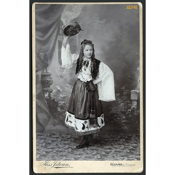 Kiss műterem, Késmárk, Felvidék, csinos lány cigány (?) kosztümben, táncos, különös háttér, 1880-as évek, Eredeti kabinet fotó.   