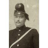 Németi műterem, Debrecen, katona, tüzérségi tiszt egyenruhában, különös sapkában, karddal, portré, 1900-as évek, Eredeti kabinet fotó.   