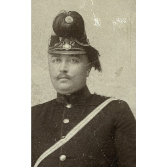 Németi műterem, Debrecen, katona, tüzérségi tiszt egyenruhában, különös sapkában, karddal, portré, 1900-as évek, Eredeti kabinet fotó.   