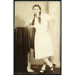   Ljuchvid (?) műterem, Ungvár, Kárpátalja, csinos lány portréja, copf, 1920-as évek, Eredeti fotó, papírkép.  