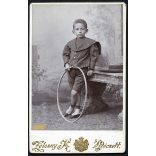 Zelesny műterem, Pécs, elegáns kisfiú karikával, szalmakalappal, 1900, 1900-as évek, Eredeti CDV, vizitkártya fotó.  