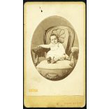 Gondy és Egey műterem, Debrecen, kislány fotelban, portré, 1860-as évek, Eredeti CDV, vizitkártya fotó.   