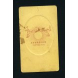 Gondy és Egey műterem, Debrecen, kislány fotelban, portré, 1860-as évek, Eredeti CDV, vizitkártya fotó.   