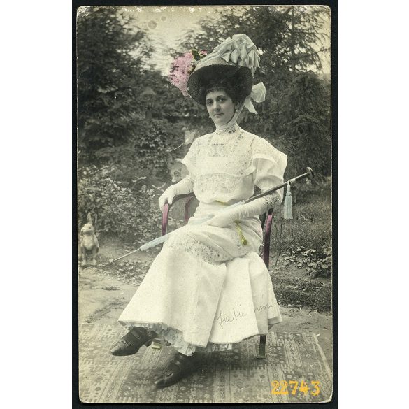 Elegáns hölgy hatalmas kalapban, napernyővel, Kótaj, Nyírség, 1910, 1910-es évek, Eredeti fotó, kézzel színezett, papírkép.  