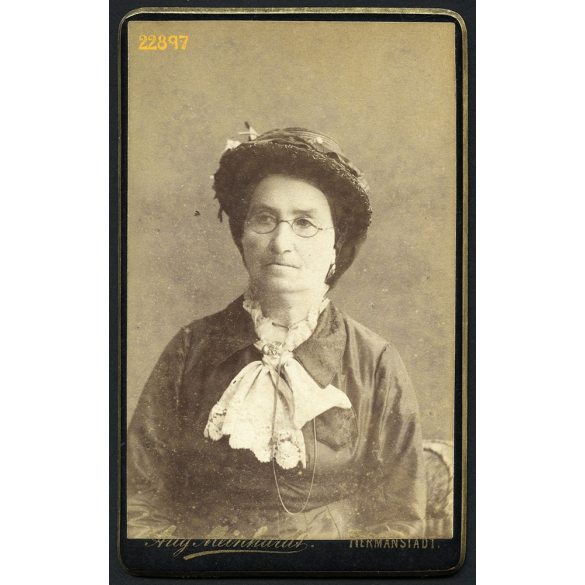 Meinhardt műterem, Hermanstadt, Nagyszeben,  Erdély, idős hölgy portréja, kalap, szemüveg, 1870-es évek, Eredeti CDV, vizitkártya fotó. 