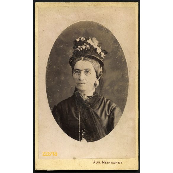 Meinhardt műterem, Hermanstadt, Nagyszeben,  Erdély, idős hölgy portréja, különös kalap, szemüveg, 1870-es évek, Eredeti CDV, dombornyomott (!) vizitkártya fotó.  