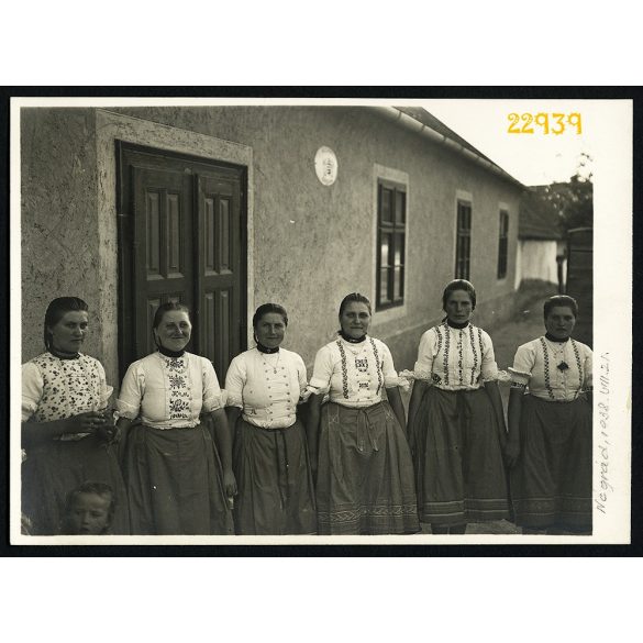 Nógrád, falu, lányok népviseletben, 1938, 1930-as évek, Eredeti fotó, papírkép.  