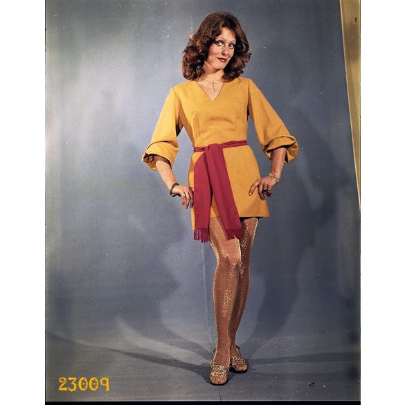 Divat, Pataki Ági modell mini ruhában, különös harisnyában, 1970-es évek, Eredeti fotó negatív!    