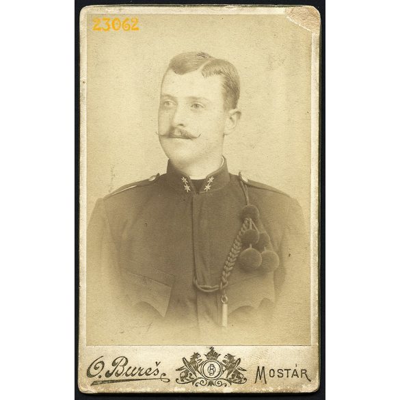 Otto Bures műterme, Mosztár, Bosznia, K.u.K. (magyar?) tüzér, katona egyenruhában, bajusszal, 1890-es évek, Eredeti CDV, vizitkártya fotó, felső sarka sérült.  