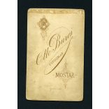 Otto Bures műterme, Mosztár, Bosznia, K.u.K. (magyar?) tüzér, katona egyenruhában, bajusszal, 1890-es évek, Eredeti CDV, vizitkártya fotó, felső sarka sérült.  