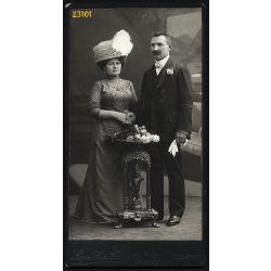   Leon H. és fia műterem, elegáns házaspár portréja, kalap, bajusz, kesztyű, Budapest, 1910-es évek, Eredeti nagyobb méretű kabinet fotó.  