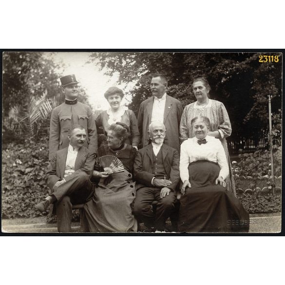  Seenger Ida feminista aktivista jelzett fotója, elegáns párok a padon, legyező, egyenruha, 1920-as évek, Eredeti fotó, papírkép.  