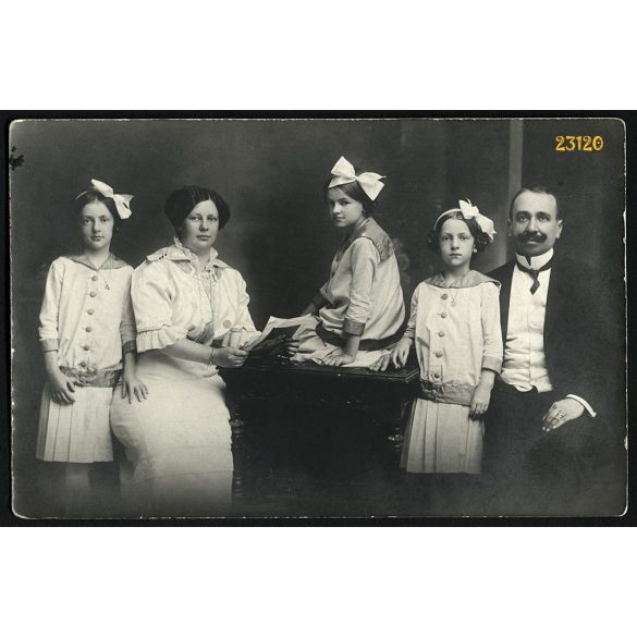 Matz és Társa műterem, Igló (?), Felvidék, elegáns pár három lánnyal, masni, bajusz, 1910-es évek, Eredeti fotó, papírkép.  