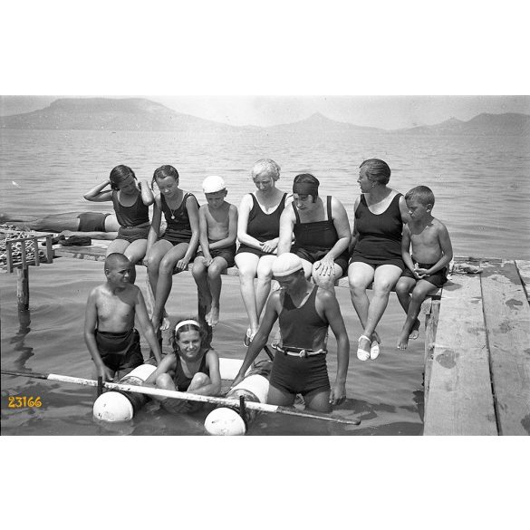 Balaton, fürdőruha divat, korabeli fürdőzők, strand,  Badacsony, 1930-as évek, Eredeti fotó negatív!       