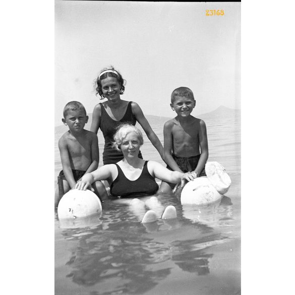 Balaton, fürdőruha divat, korabeli fürdőzők, nyaralás, 1930-as évek, Eredeti fotó negatív!       