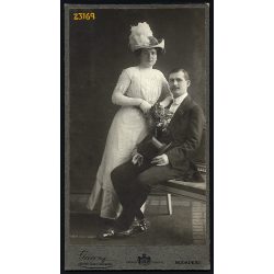   Ganz műterem, elegáns házaspár portréja, cilinder, különös kalap, Budapest, 1900-as évek, Eredeti nagyobb méretű kabinet fotó.  