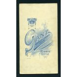 Ganz műterem, elegáns házaspár portréja, cilinder, különös kalap, Budapest, 1900-as évek, Eredeti nagyobb méretű kabinet fotó.  