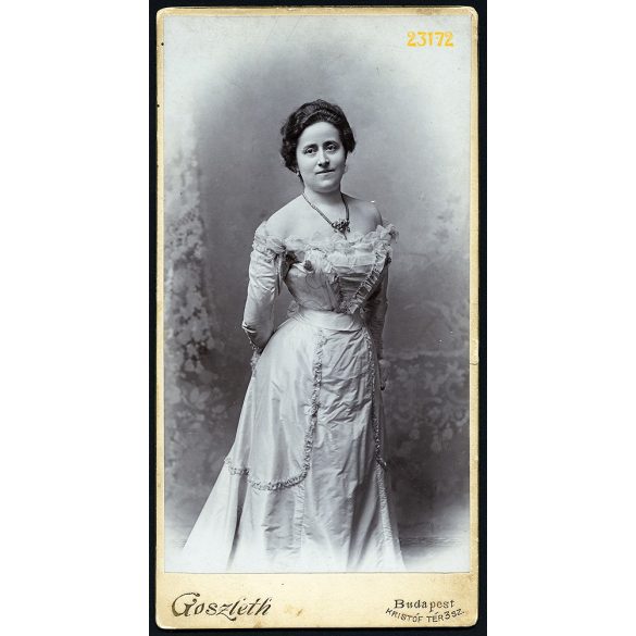 Goszleth István műterme, elegáns hölgy nyaklánccal, Budapest, portré, 1880-as évek, Eredeti nagyobb méretű kabinet fotó.   