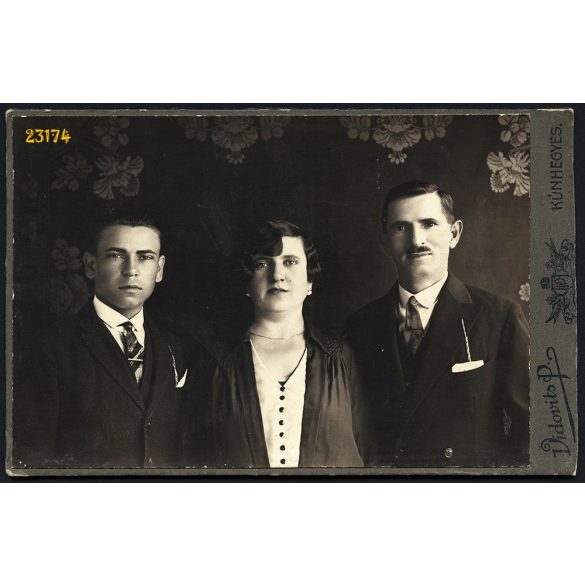 Vidovits műterem, Kunhegyes, családportré, házaspár fiúval, 1910-es évek, Eredeti kabinet fotó.  