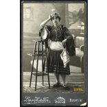 Leon H. és Fia műterem, hölgy különös népviseletben, hangszerrel, Budapest, portré, 1910-es évek, Eredeti kabinet fotó. 