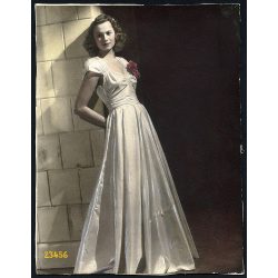   Várkonyi műterem, kézzel színezett, elegáns hölgy portréja, 1930-as évek, Eredeti kartonra kasírozott, nagyobb méretű fotó, papírkép.  