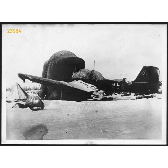 'Melegítik a zubó motorját', Junkers 87 német repülőgép valahol a Szovjetúnióban,  2. világháború, 1940-es évek, Eredeti, nagyobb méretű fotó, papírkép.   