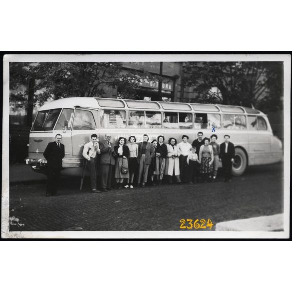 Korai Ikarus 55 távolsági autóbusz utasaival, jármű, közlekedés, 1950-es évek, Eredeti fotó, papírkép.  