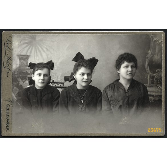 Szabó műterem, Celldömölk, elegáns hölgy, anya lányaival, masni, portré, 1890-es évek, Eredeti kabinet fotó.   
