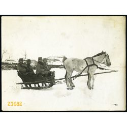   Magyar katonák, tisztek lovasszánon, 1. világháború, Oroszország, egyenruha, 1916, 1910-es évek, Eredeti fotó, papírkép.  