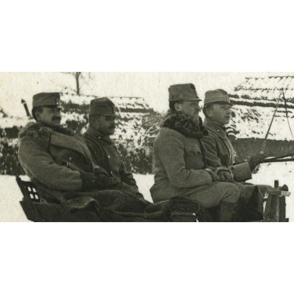 Magyar katonák, tisztek lovasszánon, 1. világháború, Oroszország, egyenruha, 1916, 1910-es évek, Eredeti fotó, papírkép.  
