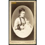 Letzter műterem, Szeged, elegáns anya a lányával, különös frizura, 1870-es évek, Eredeti CDV, vizitkártya fotó.   