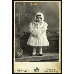   Hunnia műterem, elegáns kislány télikabátban, muffal, sapkában, Budapest,  portré, 1900-as évek, Eredeti kabinet fotó. 
