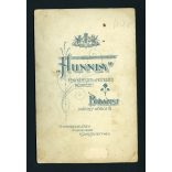 Hunnia műterem, elegáns kislány télikabátban, muffal, sapkában, Budapest,  portré, 1900-as évek, Eredeti kabinet fotó. 