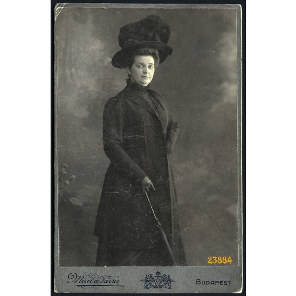 Mérei és Társa műterem, elegáns hölgy különös kalapban, ernyővel,Budapest,  portré, 1900-as évek, Eredeti kabinet fotó, egyik sarkán sérült.  