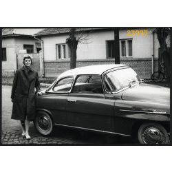   Hölgy Skoda Felicia keménytetős kabrió autóval, jármű, közlekedés, 1960-as évek, Eredeti fotó, papírkép, sarka gyűrött.  