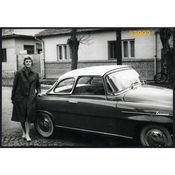 Hölgy Skoda Felicia keménytetős kabrió autóval, jármű, közlekedés, 1960-as évek, Eredeti fotó, papírkép, sarka gyűrött.  