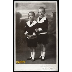   Hirsch (?) műterem, Igló, Felvidék,  fiútestvérek rövidnadrágban, gyönyörű festett háttér, 1920-as évek, Eredeti fotó, papírkép.  